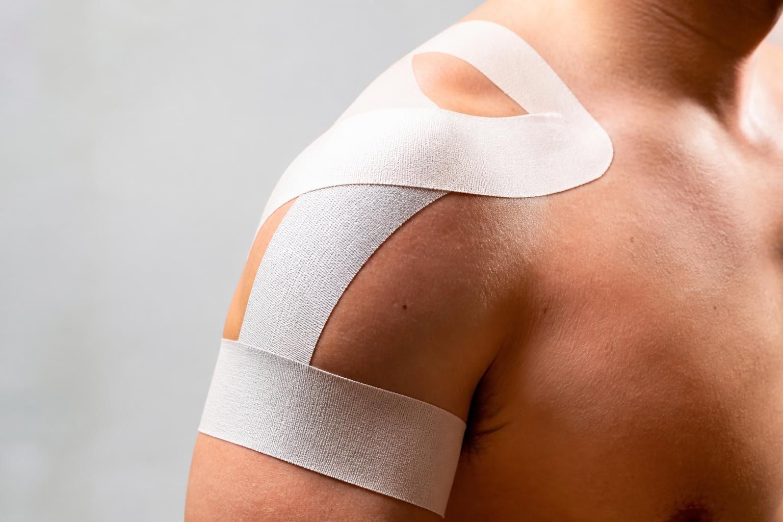 découvrez comment le strapping de l'épaule peut soulager efficacement la tendinite en offrant un soutien optimal et en réduisant la douleur.